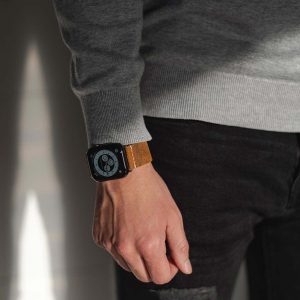 Cordwood-Apple-watch-brown-heritage-calf-leather-band-lifestyle-urban-outfit