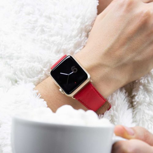Coral-Apple-watch-red-nappa-band-close-to-awhite-fur-coat-bs