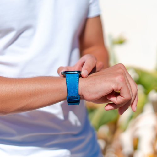 Electric-Blue-Apple-watch-rubber-band-summer-outfit