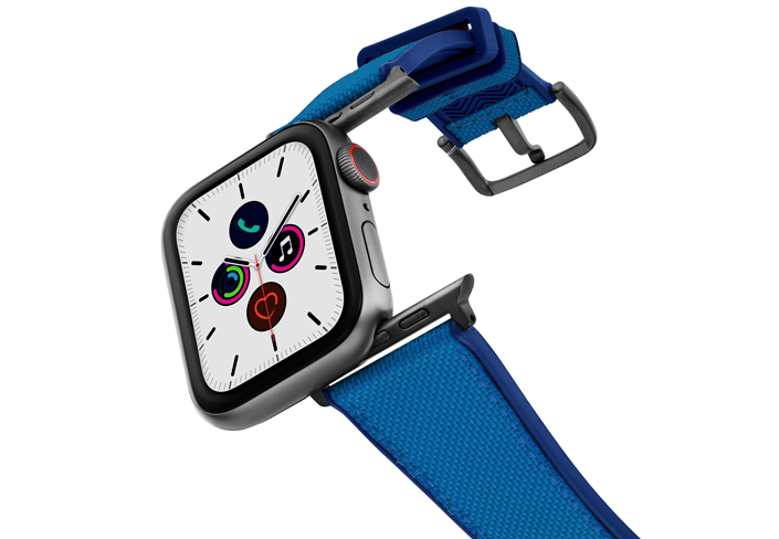 Electric_Blue_Apple_watch-caoutchouc_band_with_space_grey_case_on_air