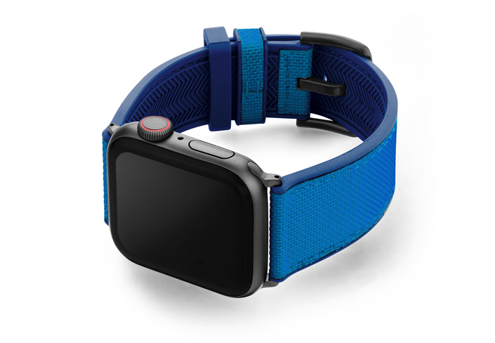 Electric_Blue_Apple_watch-caoutchouc_band_with_space_grey_case_on_right