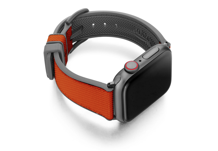 Lobster_Apple_Watch_caoutchouc-band-with-a-space-grey-case-on-right