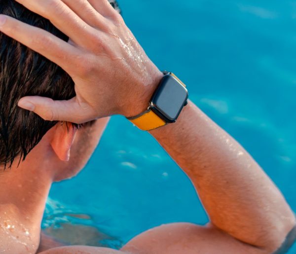 Submarine-Apple-watch-yellow-rubber-band-swimming-workout