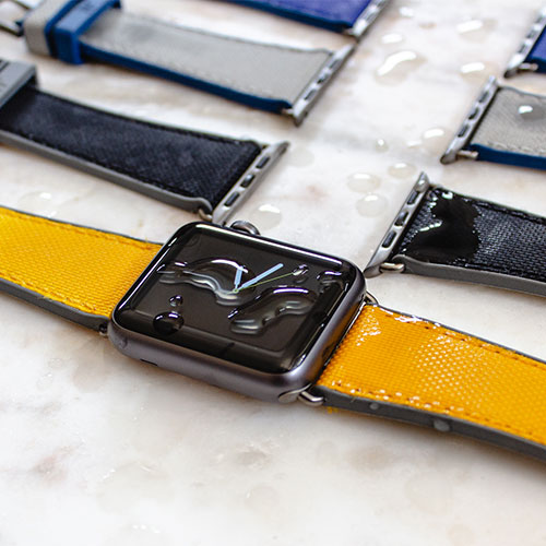 Caoutchouc-Apple-watch-black-and-yellow-natural-rubber-bands-on-a-wet-surface-ig