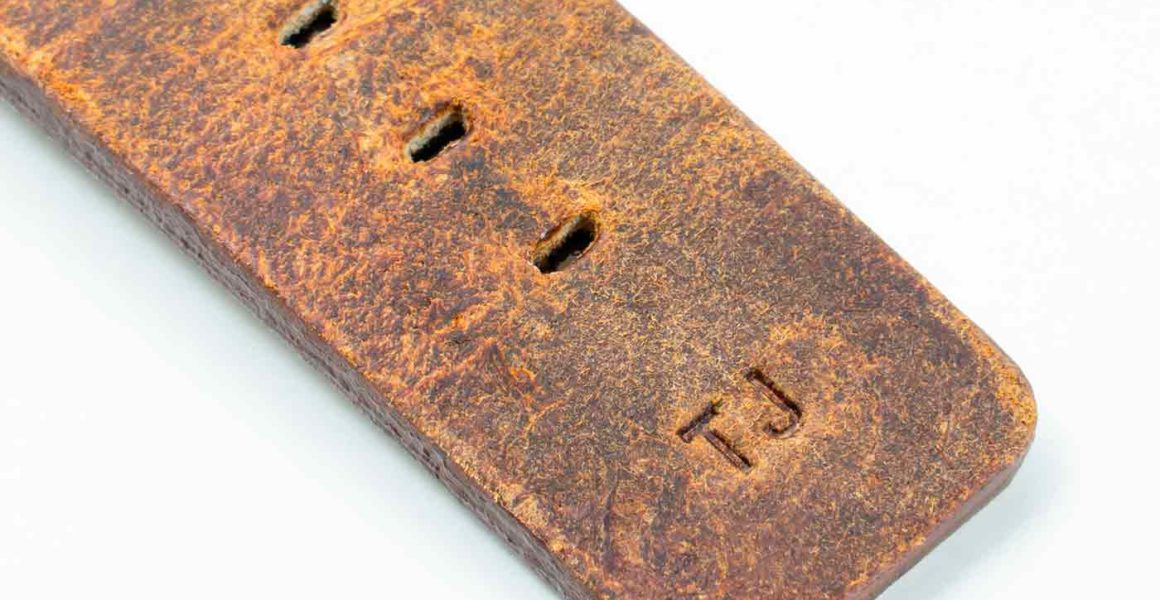 Care-Apple-watch-brown-calf-leather-band-with-30-holes-with-focus-on-monogram