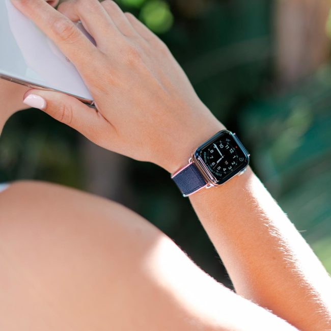 Blue-Abyss-Apple-watch-rubber-band-during-a-mobile-call