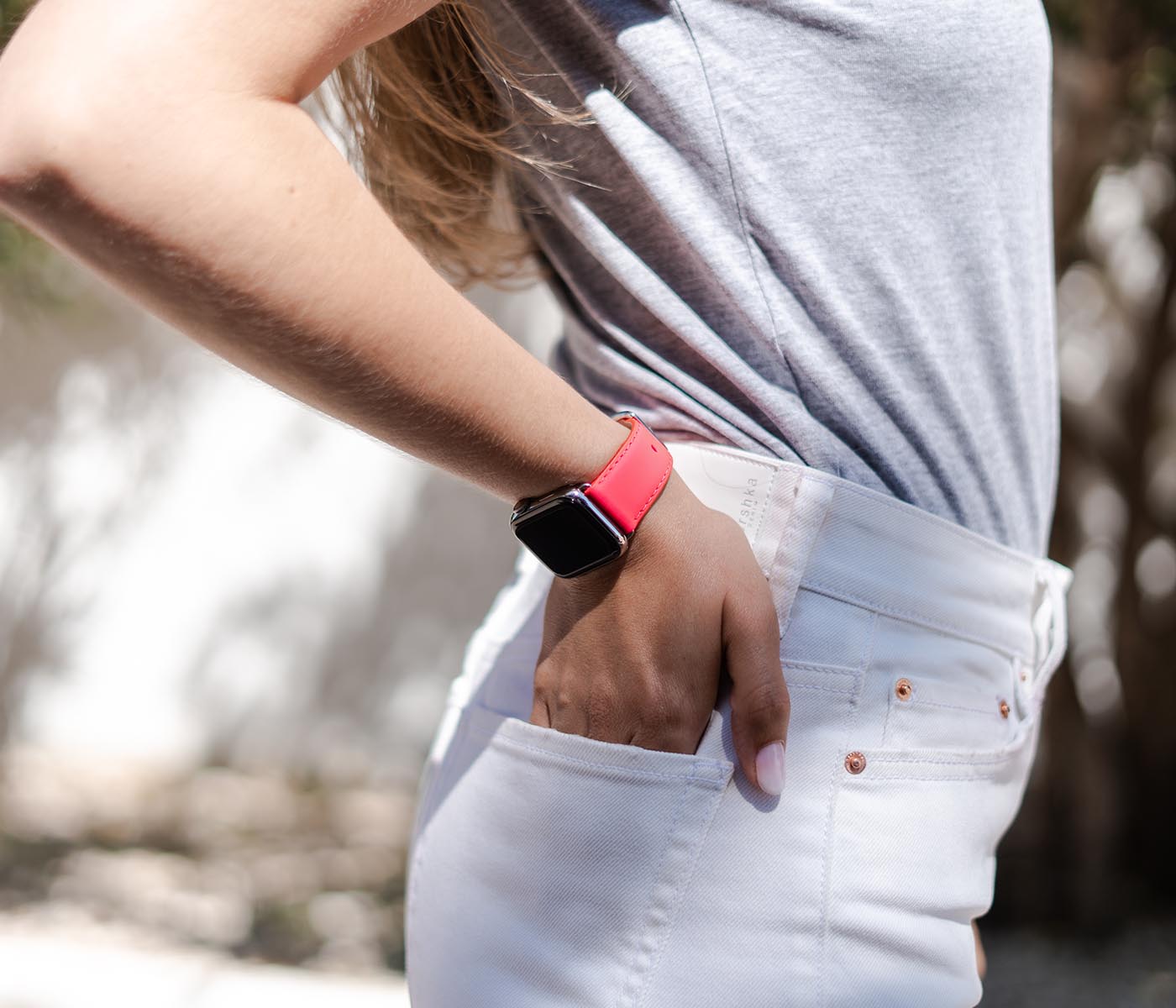 Iced Watermelon-Apple-watch-fuchsia-fluo-band-close-to-a-white-jeans-bs