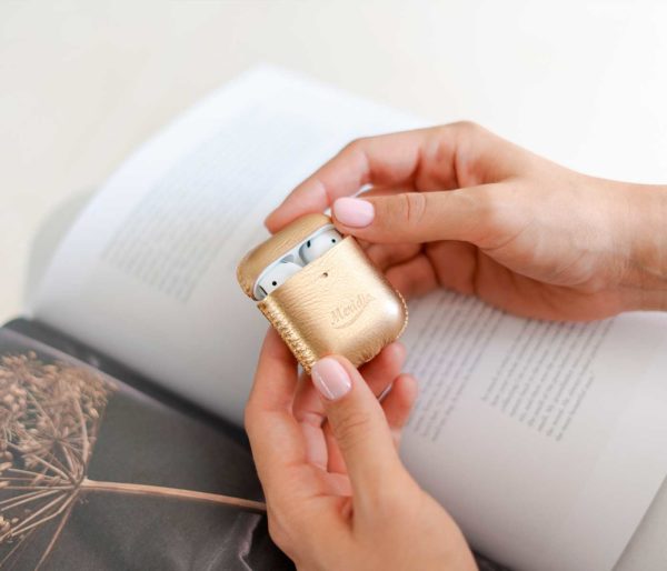 Topaz-Airpods-gold-leather-case-in-her-hands-bs