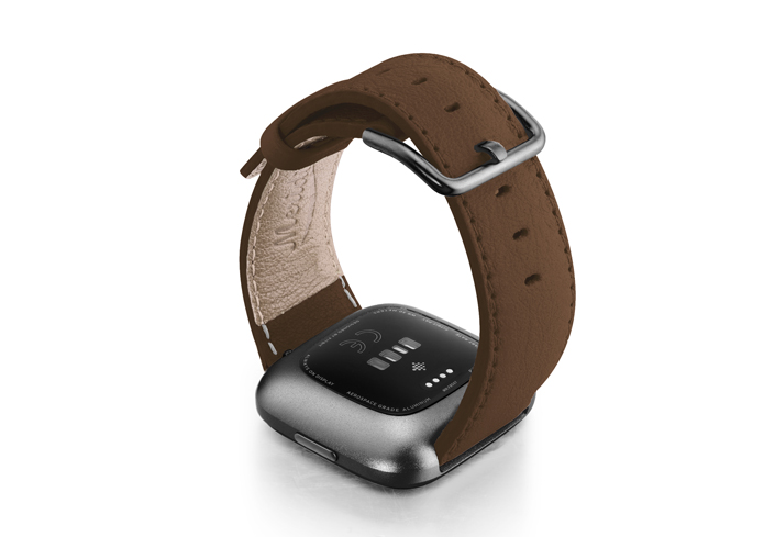 Chestnut-Fitbit-nappa-leather-band-with-back-carbon-aluminium-case