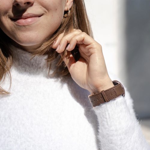 Galaxy-watch-active-brown-leather-band-in-asunny-day-for-her