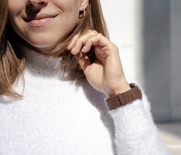 Galaxy-watch-active-brown-leather-band-in-asunny-day-for-her