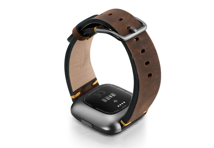 Old-Brown-Fitbit-vintage-leather-band-with-back-carbon-aluminium-case