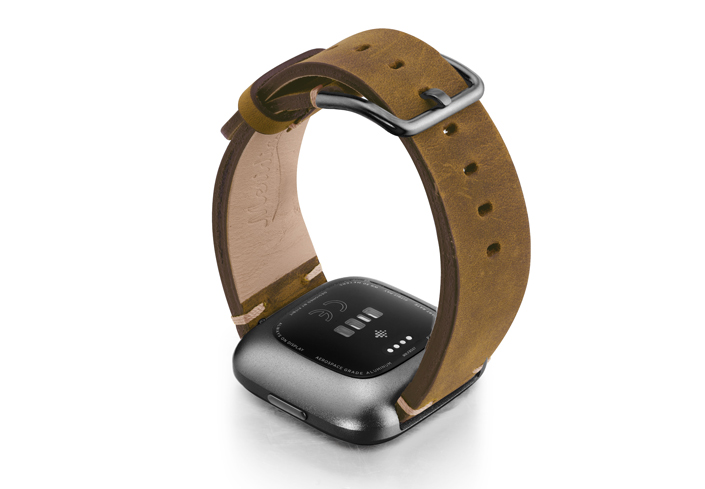Smokedwalnut-Fitbit-vintage-leather-band-with-back-carbon-aluminium-case