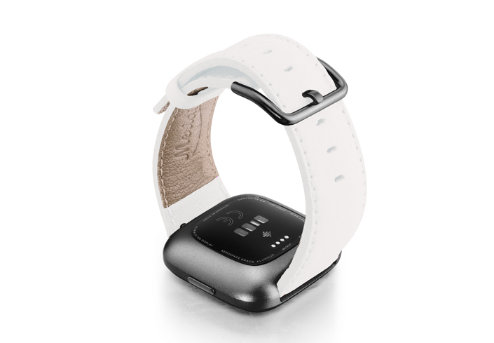 White-Fitbit-nappa-leather-band-with-back-carbon-aluminium-case
