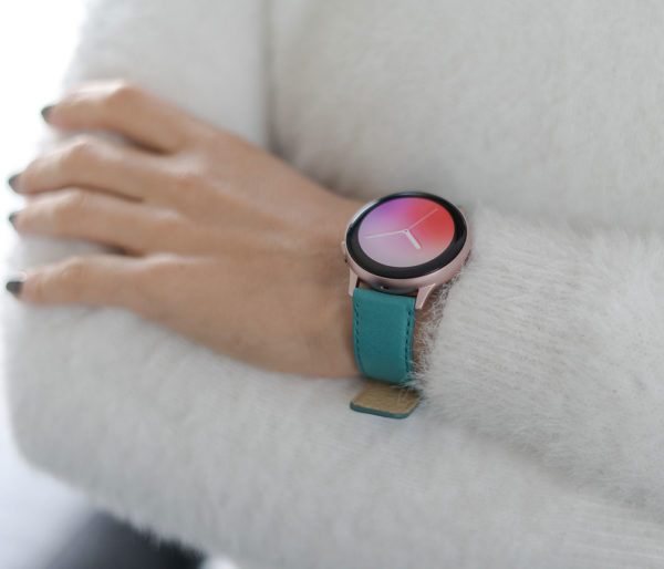 galaxy-watch-active-turquoise-on-wrist-for-her-close-up