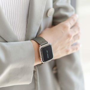 Apple-watch-green-recycled-ocean-plastic-band-woman-classic-outfit