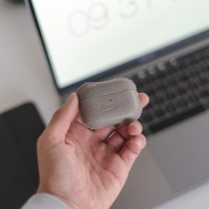 Airpods_pro_leather-case-on-hand-closed