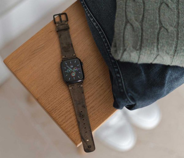 Apple-watch-green-grey-ancient-calf-leather-band-close-to-urban-outfit