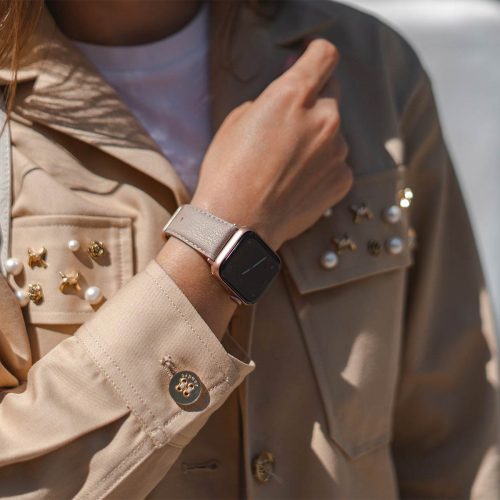 Bisque-Apple-watch-recycled-vegan-band-for-her-casual-outfit-sunny-day