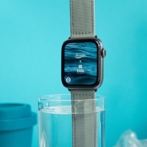 Apple-watch-light_grey-tide-band-recicled-ocean-plastic_in_the_cup