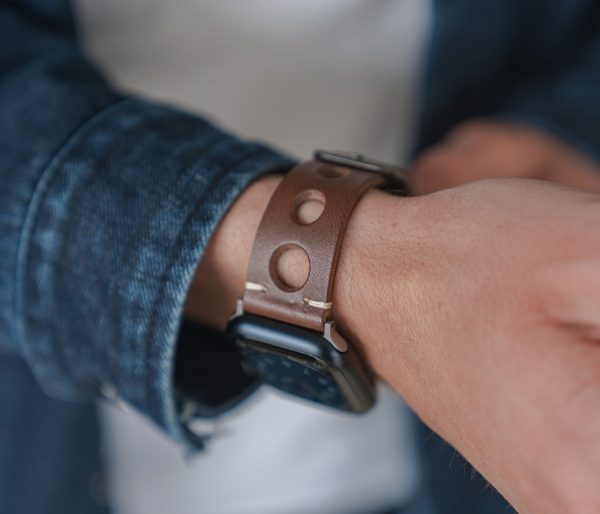 Norrebro_Apple_Watch_full_grain_leather_band_lifestyle_closeup